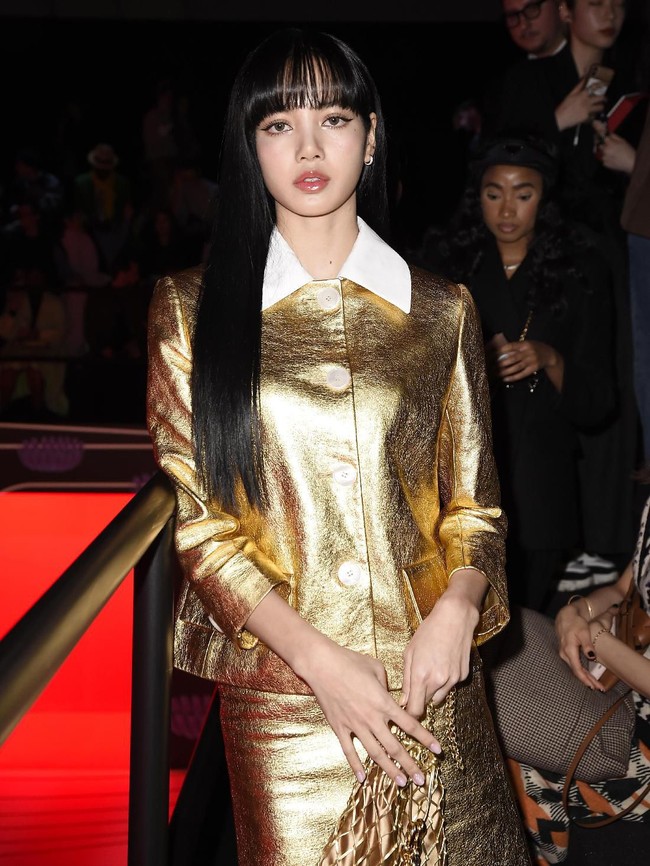 Semua personel BLACKPINK masuk dalam daftar 10 Wanita Tercantik Dunia 2020. Adalah Lisa, maknae grup idol bentukan YG itu, yang menduduki posisi 2. Wanita asal Thailand ini mendapatkan 3.852.340 suara. Foto: Pietro S. DAprano/Getty Images for Prada