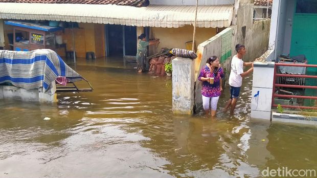 Banjir Pekalongan Mulai Surut di Sejumlah Lokasi, Warga Bersih-bersih