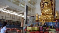 Karena merupakan tempat ibadah yang aktif digunakan, traveler yang berkunjung ke Vihara Avalokitesvara Graha diharapkan untuk menjaga kesopanan, serta tidak mengganggu umat yang beribadah. (Wahyu Setyo/detikcom)