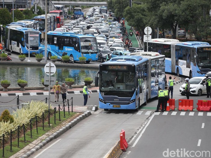 Ruas jalan di sekitar Monas ditutup jelang aksi 212. Walaupun begitu, moda transportasi massal bus TransJakarta tetap beroperasi.