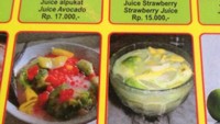 Penjual yang satu ini menuliskan es teler dan es campur dalam bahasa Inggris. Tapi kok seperti ada yang salah ya? Foto: istimewa