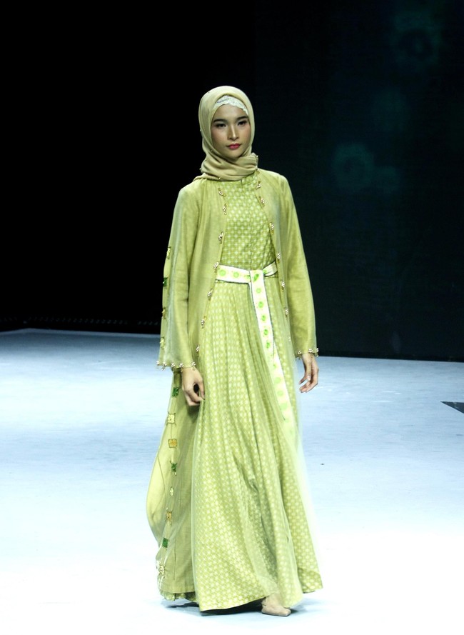 Irna Mutiara dari Label Irna La Perle menampilkan koleksi busana muslim bertema Corona di ajang mode Muslim Fashion Festival [Muffest] 2020, Kamis [20/2/2020]. Foto: Mohammad Abduh/Wolipop.
