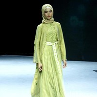 Irna Mutiara dari Label Irna La Perle menampilkan koleksi busana muslim bertema Corona di ajang mode Muslim Fashion Festival [Muffest] 2020, Kamis [20/2/2020]. Foto: Mohammad Abduh/Wolipop.