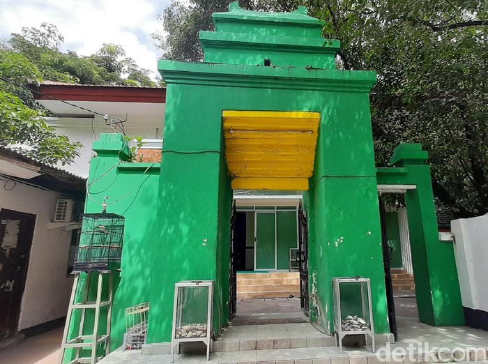 Renovasi Makam Mbah Bungkul Surabaya terkendala karena masih ada penghuni di sana. Pemkot harus merelokasi 21 KK agar bisa melakukan renovasi.