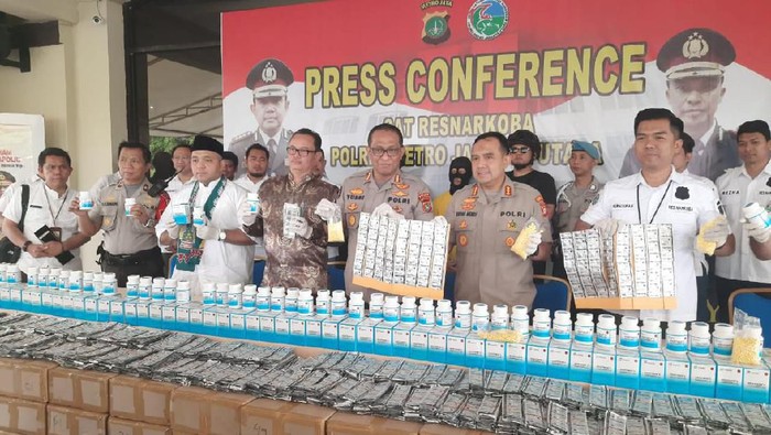 Polres Jakut bongkar gudang pil hexymer