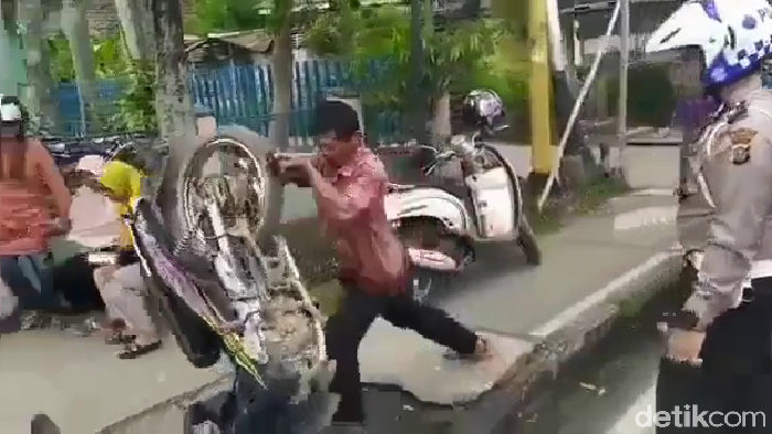 Pemotor banting motor dan dorong polantas karena tak terima ditilang (Screenshot video viral)