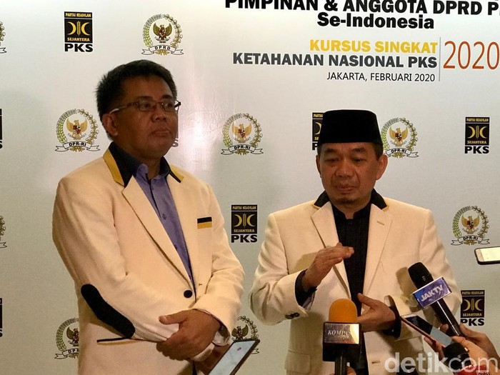 Ketua Fraksi PKS DPR, Jazuli Juawaini, berbicara di dekat Presiden PKS Sohibul Iman. (Zhacky K/detikcom)