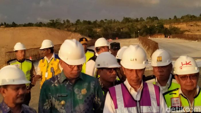 Presiden Jokowi tinjau proyek tol Banda Aceh-Sigli Presiden Jokowi tinjau proyek tol Banda Aceh-Sigli
