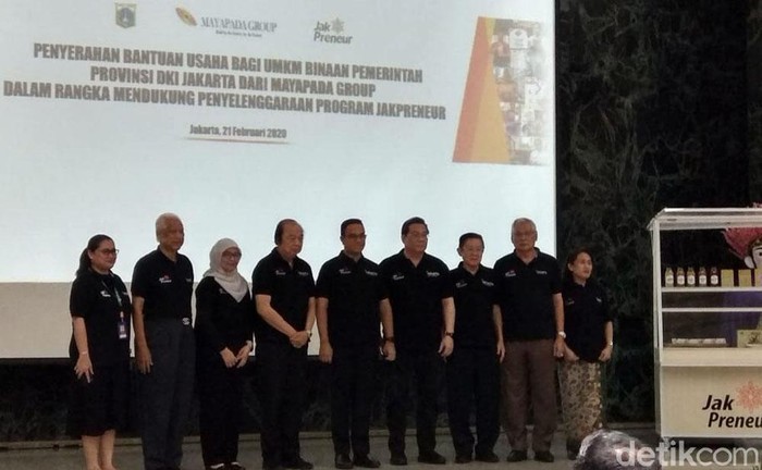 Pengusaha nasional yang tercatat sebagai salah satu orang terkaya Indonesia, Dato Sri Tahir sore ini menyambangi Gubernur DKI Jakarta Anies Baswedan di kantornya, Jakarta Pusat.
