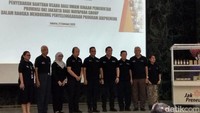 Dato Sri Tahir menyumbangkan gerobak tidak bergerak untuk UMKM kepada Pemprov DKI Jakarta. 