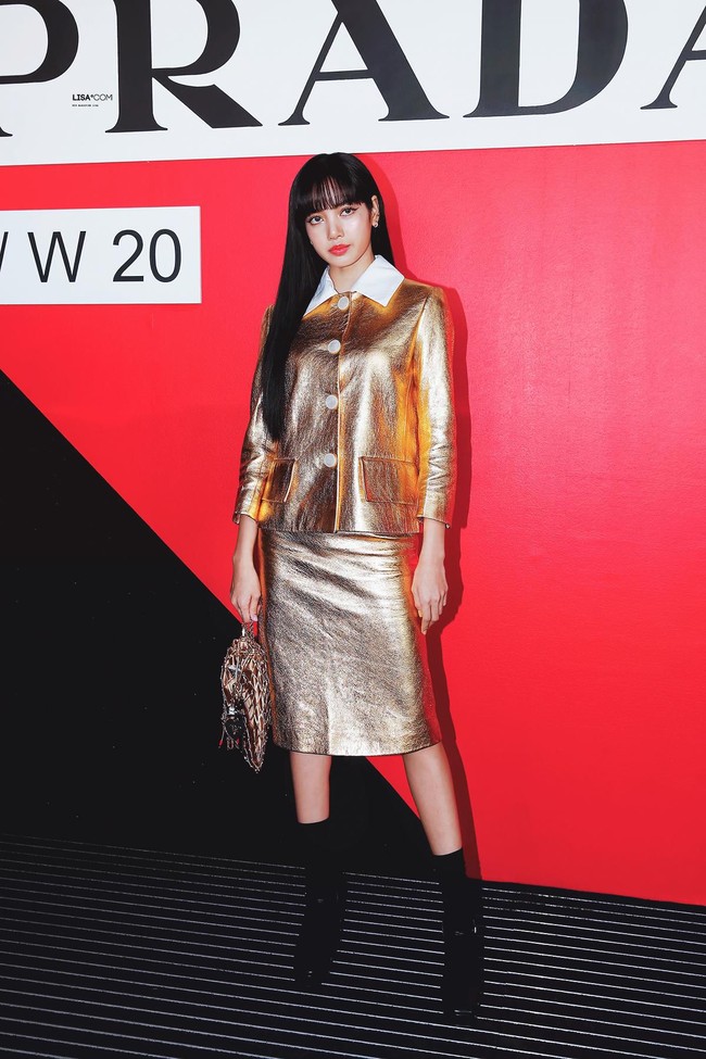Kehadiran pemilik nama asli Lalisa Manoban tersebut dianggap spesial untuk Prada. Tak hanya duduk di front row, Lisa Blackpink bahkan diminta untuk menguasai akun Instagram Prada dan tampil dalam sejumlah Insta Stories.Foto: Fansite