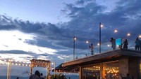 Kafe ini sengaja didesain dengan suasana romantis dan pemandangan laut yang indah. Foto: Instagram/Ist