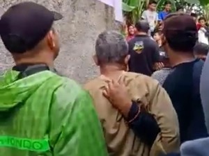 Momen Polisi Tangkap Dukun yang Jadikan Anak Tiri Budak Seks