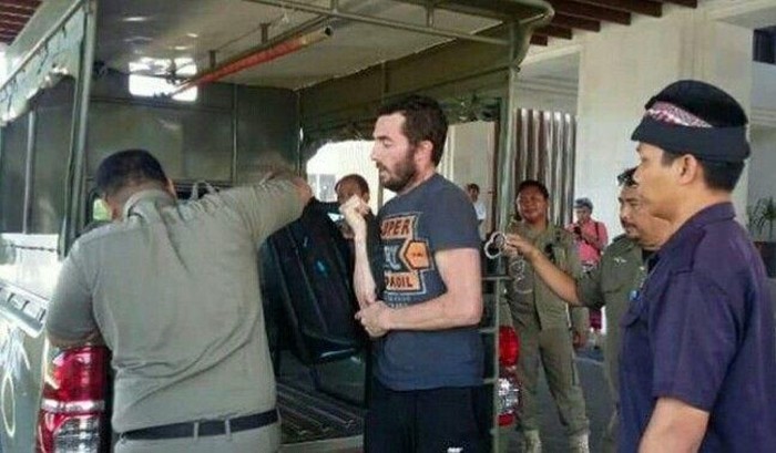 kelakuan buruk turis