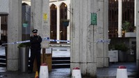 Polisi berjaga di depan masjid yang menjadi lokasi penusukan. Victoria Jones/PA via AP.
