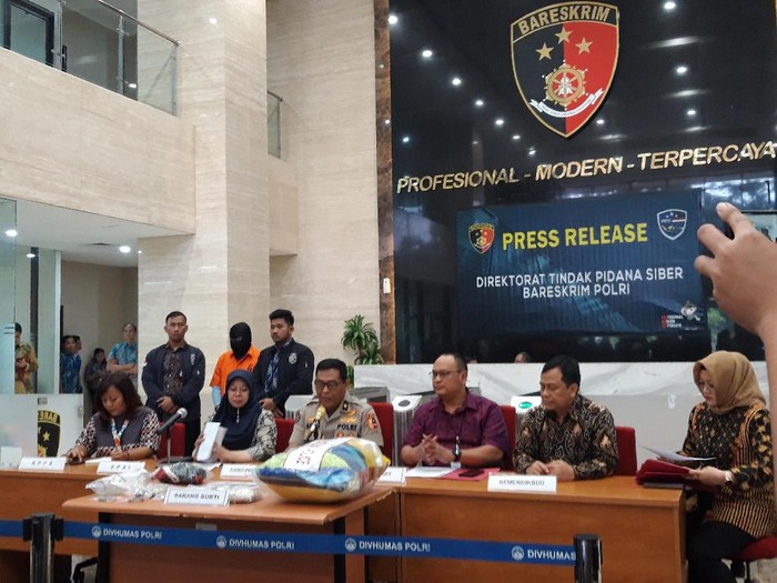 Konferensi pers kasus pencabulan anak oleh pelatih Pramuka