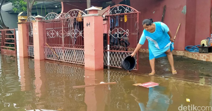 Warga Pekalongan Bersih-bersih Usai Banjir Banjir yang sebelumnya merendam wilayah Pekalongan mulai surut. Warga pun sudah kembali ke rumah dari lokasi pengungsian untuk bersih-bersih sisa banjir.