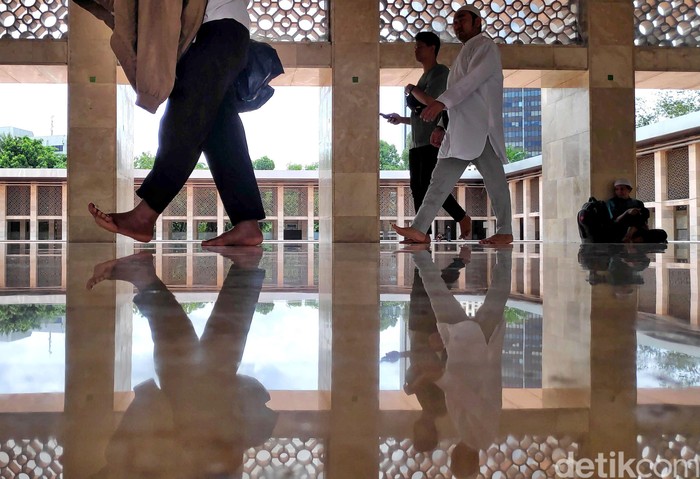 Suasana Masjid Istiqlal Jelang Aksi 212 Aksi 212 'Berantas Mega Korupsi Selamatkan NKRI' diketahui akan digelar selepas Salat Jumat di Monas. Yuk, lihat suasana di Masjid Istiqlal jelang aksi itu.
