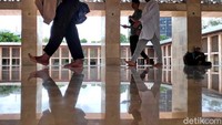 Sejumlah warga tampak beraktivitas di dalam Masjid Istiqlal, Jakarta, Jumat (21/2/2020).