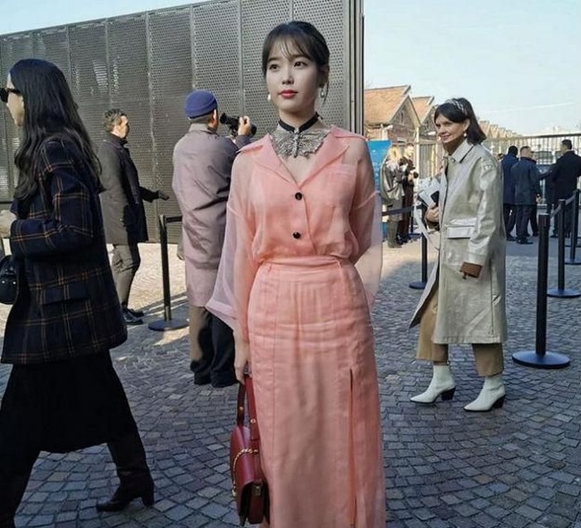 IU melengkapi gayanya dengan GUCCI Sylvie 1969 Shoulder Bag berwarna merah yang harganya sekitar US$ 3.800. Foto: Instagram @dlwlrma