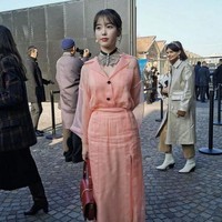 IU melengkapi gayanya dengan GUCCI Sylvie 1969 Shoulder Bag berwarna merah yang harganya sekitar US$ 3.800. Foto: Instagram @dlwlrma