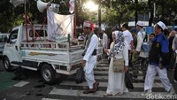 Usai massa Aksi 212 membubarkan diri, polisi pun membuka kembali akses di Jl Medan Merdeka Barat. Kawat berduri dan mass concrete barier (MCB) dipinggirkan dan lalu lintas dibuka kembali di kedua arah.