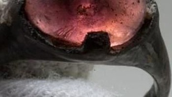 Cincin Viking yang berasal dari abad ke-9 diketahui memiliki ukiran bertuliskan arab Allah. Bangsa Viking sendiri memang dikenal sangat mencintai kekayaan dan uang dari Arab. Foto: Pinterest via Gent Side