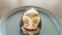 Adalah akun YouTube Onigiri Gekijou yang memperkenalkan kreasi onigiri unik. Ia membuat video cara membuat onigiri yang menggemaskan. Foto: Onigiri Gekijou