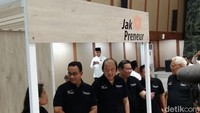 Anies dalam kesempatan yang sama menyampaikan terima kasih kepada Tahir yang memberi bantuan gerobak dan booth UMKM. Anies berharap pemberian tersebut bermanfaat untuk meningkatkan penjualan pelaku UMKM.