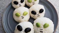 Onigiri bentuk alien? Onigiri Gekijou membuat kepalan nasi agak lonjong lalu menambahkan kacang-kacangan sebagai mata. Tak lupa irisan nori yang jadi hidung dan mulutnya. Foto: Onigiri Gekijou