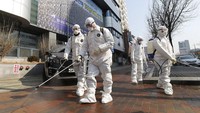 Warga pun memilih untuk tinggal di dalam rumah dan mengurangi aktivitas di luar ruangan guna mencegah terinfeksi virus corona. AP Photo/Kim Jun-beom.