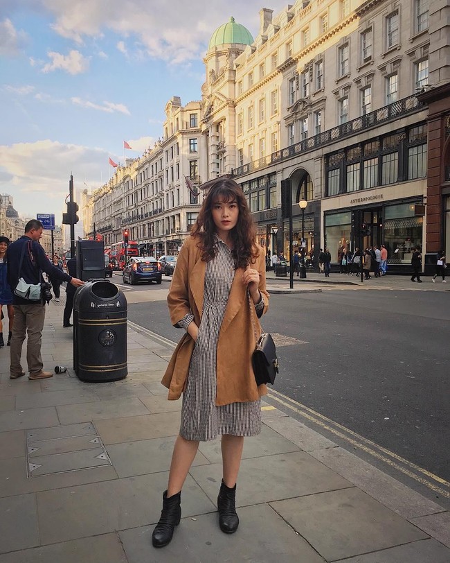 Eropa menjadi salah satu destinasi favorit Carla. Ini Gaya Carla saat traveling ke London, Inggris. (Foto: Instagram)