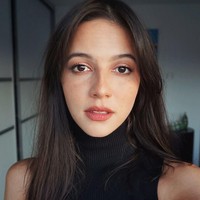 Model cantik berusia 28 tahun ini kerap berbagi unggahan foto yang memperlihatkan pesonanya dalam balutan busana dan makeup yang simpel. Foto: Instagram @milkshakesspeare