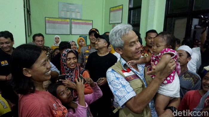 Ganjar Pranowo di posko pengungsian korban banjir di Pekalongan