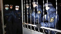 Aksi penolakan itu pun semakin memanas menjelang malam. Para demonstran melaporkan mencoba menghentikan bus yang mengangkut orang-orang yang dievakuasi dari Wuhan untuk memasuki kota mereka.