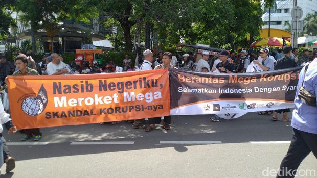 Salah satu spanduk yang dibawa massa Aksi 212