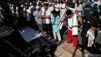 Salat Asar digelar di Jalan Medan Merdeka Barat.