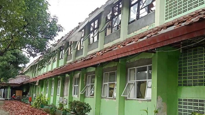 Atap 8 ruang kelas SMKN 24 Bambu Apus, Jaktim ambruk.