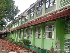 Hujan Disertai Angin Kencang, Atap 8 Ruang Kelas SMKN 24 Bambu Apus Ambruk