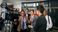 Ketua Umum Aspataki atau Asosiasi Perusahaan Penempatan Tenaga Kerja Indonesia, Saiful Mashud memberikan keterangan pers usai  mengajukan uji materi UU No 18 Tahun 2017 Tentang Perlindungan Pekerja Migran Indonesia (UU PPMI) ke Mahkamah Konstitusi (MK).