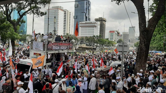 Aksi 212 bawa spanduk Ayo Tumbangkan Rezim Korup (Lisye Rahayu-detikcom)