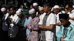 Massa Aksi 212 Salat Asar Berjemaah di Medan Merdeka Barat