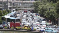Di sekitar lokasi, lalu lintas terlihat cukup padat.