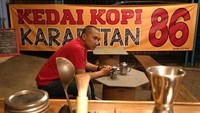 Segelas kopi jadi teman Arsya santai malam. Sambil duduk sendirian, ia menikmati kopi yang disajikan menggunakan gelas alumunium. Wah nggak ditemani Jane nih? Foto: instagram Jane Shalimar dan Arsya Wijaya