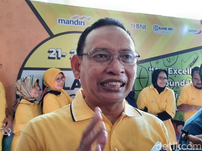Universitas Airlangga (Unair) Surabaya menggelar Airlangga Education Expo. Acara tersebut diikuti sekitar 300 siswa dari sekolah se-Indonesia untuk berdialog bersama Rektor Unair Mohammad Nasih.