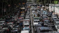 Antrean kendaraan mengular panjang imbas penutupan jalan yang dilakukan.