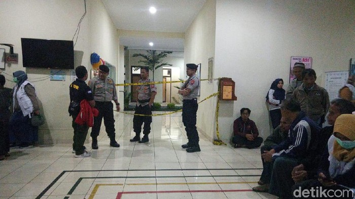 Suasana Puskesmas Turi, Sleman lokasi evakuasi jasad siswa SMPN 1 Turi yang hanyut saat susur sungai, Jumat (21/2/2020).