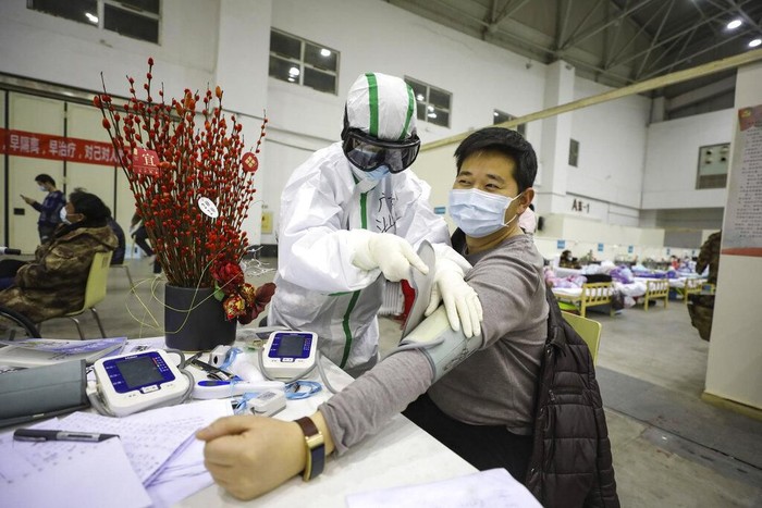Banyaknya jumlah orang yang postif virus corona di Wuhan membuat sejumlah lokasi disulap jadi rumah sakit darurat. Yuk, lihat aktivitas para pasien di rs itu.