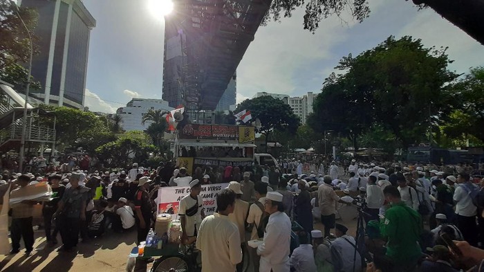 Massa Aksi 212 salat asar berjemaah di sekitar Patung Kuda