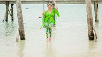 Tak lengkap jika ke pantai tak berfoto ala-ala di ayunan. (marshanda99/Instagram)